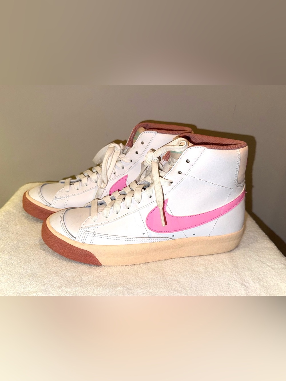 Nike Blazer Mid '77 "White Pink Spell" sneakers (Style Code: DZ2900-100), size 6 - Picture 1 of 10